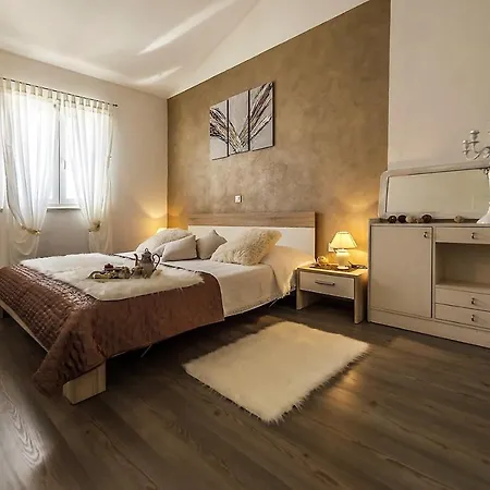 Modern Mikela With Pool فيلة Tinjan
