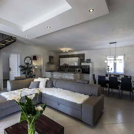 Villa Modern Mikela With Pool