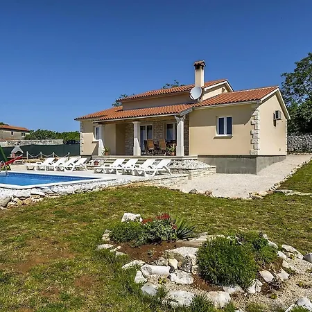 Modern Mikela With Pool *