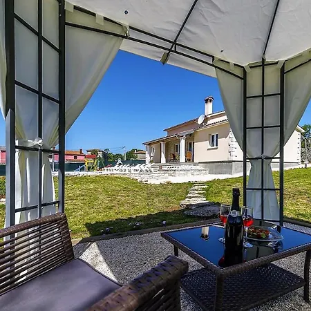 Modern Mikela With Pool *