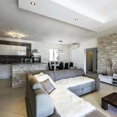 Villa Modern Mikela With Pool Tinjan