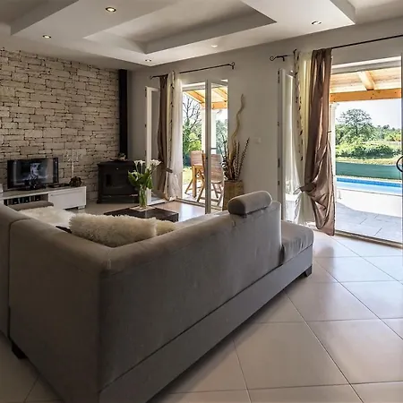 Modern Mikela With Pool *
